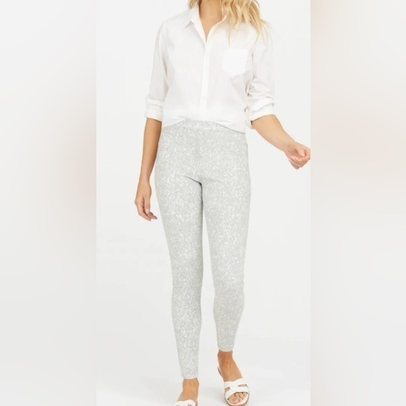 SPANX Pants - NWT SPANX SLIMMING Ankle Jeanish Leggings in Speckled Grey SZ M